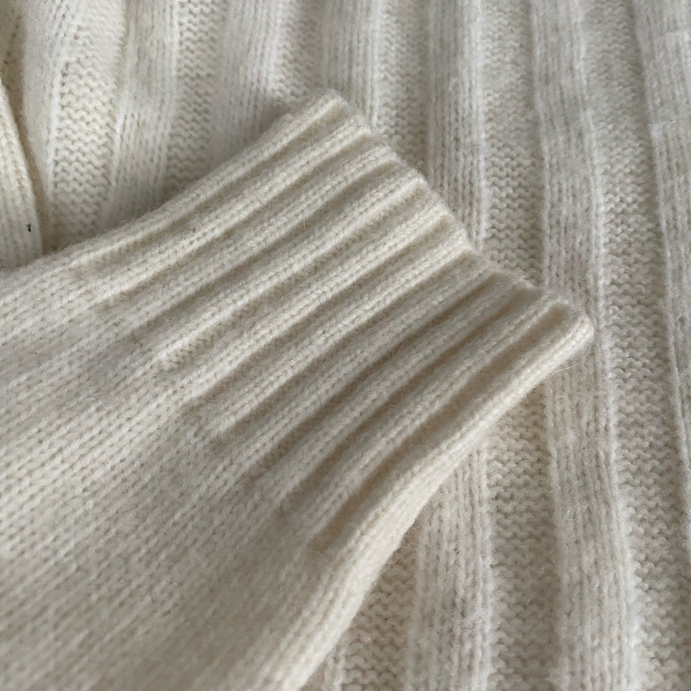 Gap v-neck sweater cream color size small - Picture 3 of 5